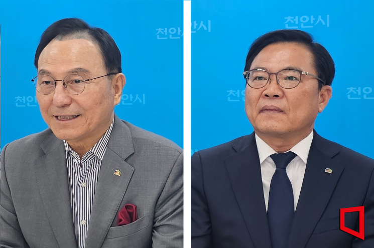 왼쪽부터 박상돈 천안시장, 김석필 부시장.