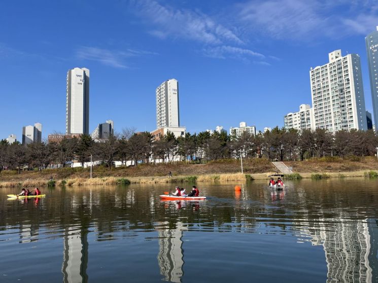 안산호수공원 방문객들이 보트체험을 하고 있다. 안산시 제공