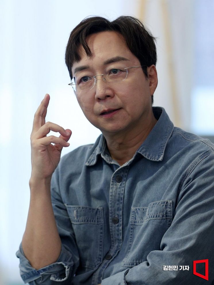 유현준 홍익대 건축학과 교수가 4일 서울 강남구 소재 건축사무소에서 김대식 카이스트 교수와 김혜연 안무가를 만나 대담하고 있다. 김현민 기자