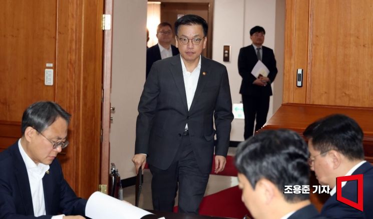 [포토] 경제관계장관 간담회 참석하는 최상목 부총리