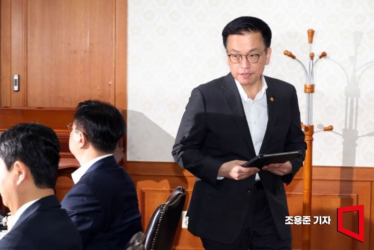 [포토] 회의 참석하는 최상목 경제부총리