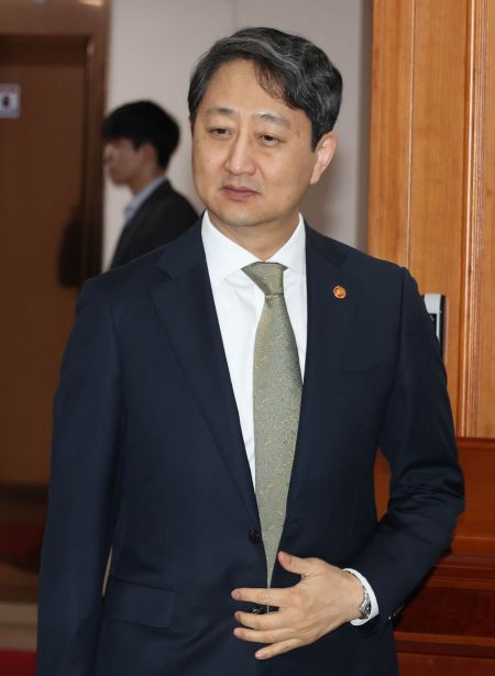 [포토] 경제관계장관 간담회 참석하는 안덕근 장관