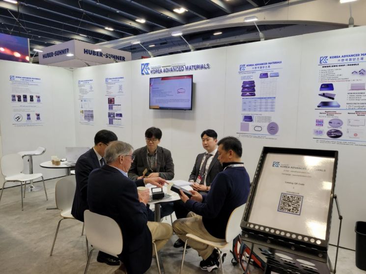 한국첨단소재, OFC 2025 참가 성료…QKD 간섭계·PPLN 기술 주목받아