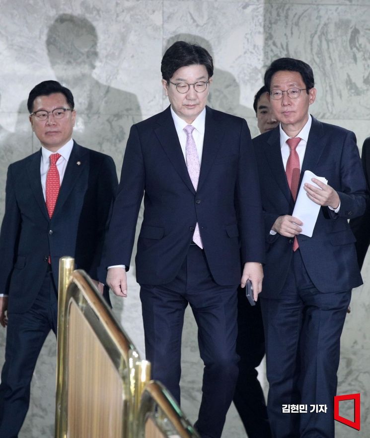 [포토] 회의실 들어서는 권성동