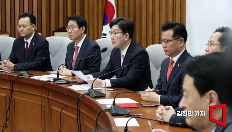 권성동 "10조 추경 계획 늘려야...4월 내 통과 최우선"