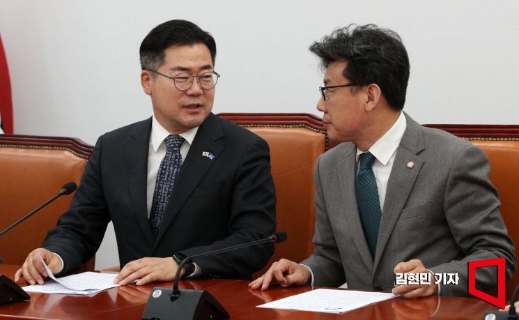 박찬대 더불어민주당 원내대표가 8일 국회에서 열린 원내대책회의에서 진성준 정책위의장과 대화하고 있다. 2025.4.8 김현민 기자
