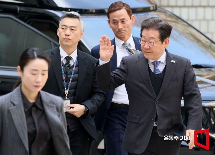 이재명 전 더불어민주당 대표가 지난 8일 서울 서초구 서울중앙지방법원에서 열린 대장동 배임 및 성남FC 뇌물 혐의 공판에 출석하는 도중 지지자들에게 손을 들어 인사 하고 있다. 윤동주 기자