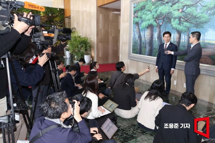 [포토] 취재진 질문에 답하는 김문수 장관