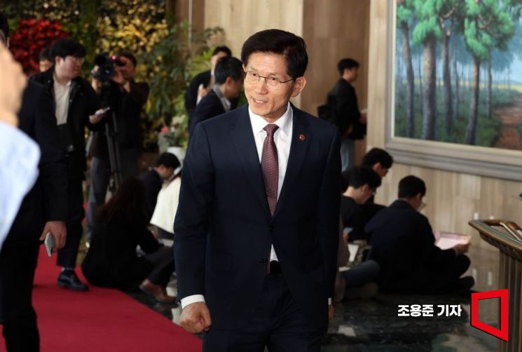 [포토] 사의표명, 청사 떠나는 김문수 장관