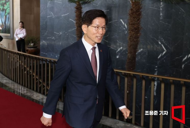[포토] 청사 나서는 김문수 장관