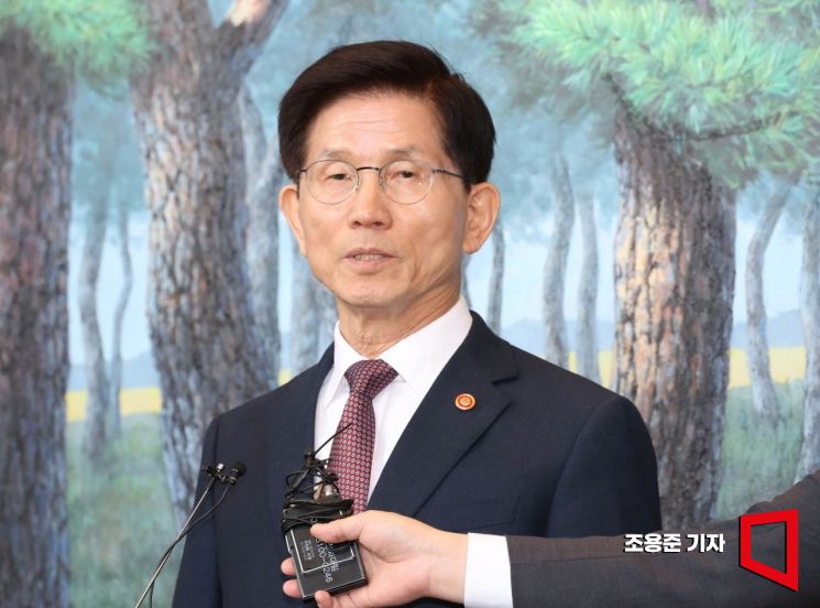 8일 서울 종로 정부서울청사에서 열린 국무회의 직후 장관직을 사퇴하고 조기대선에 출마하는 김문수 노동부 장관이 청사를 나서며 기자들의 질문을 받고 있다. 김장관은 빠르면 9일 공식 출마선언을 할 예정이다. 2025.4.8 조용준 기자