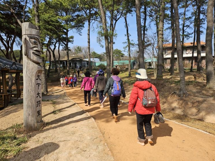 홍주읍성 홍성숲놀이터 '4색 힐링맨발길' 인기몰이