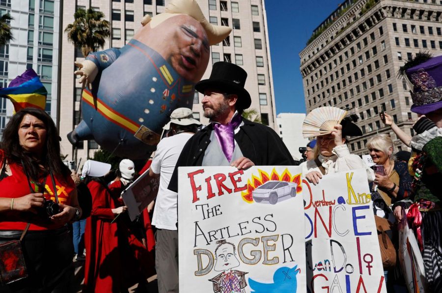 지난 5일(현지시간) 미국 캘리포니아주 로스앤젤레스에서 열린 트럼프 행정부에 반대하는 '핸즈 오프!' 시위에서 시위대가 시위를 벌이고 있다.  AFP연합뉴스