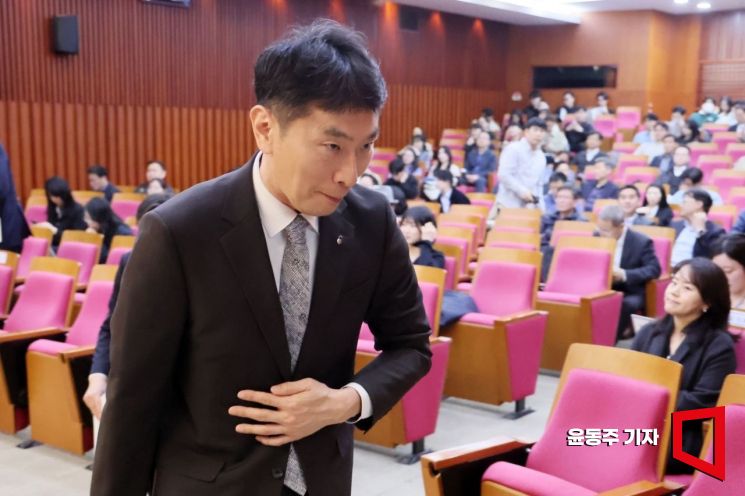 [포토] 행사장 나서는 이복현 금감원장