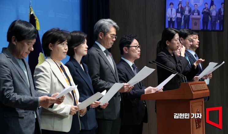 [포토] 헌법재판관 임명철회 촉구 나선 법사위 야당위원