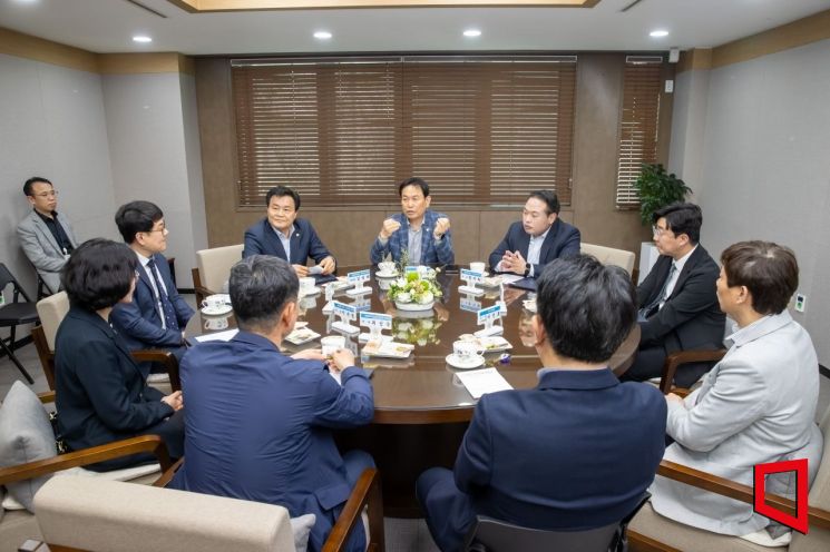 박교상 경북 구미시의회 의장이 2024 회계연도 결산검사위원 위촉 전 차담회를 나누고 있다