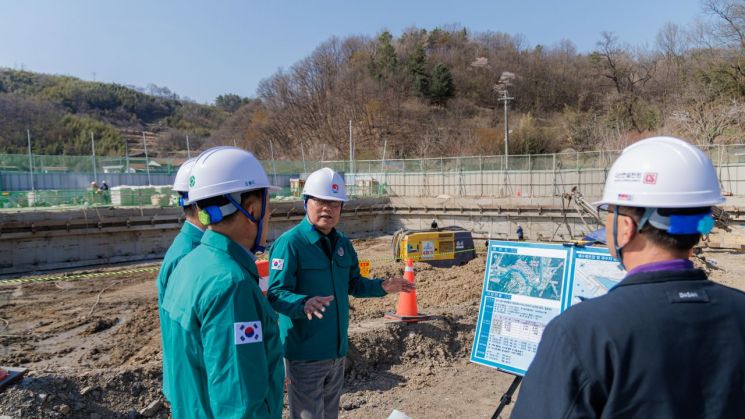 김윤철 군수가 관내 재해 예방사업장 현장 점검을 하고 있다