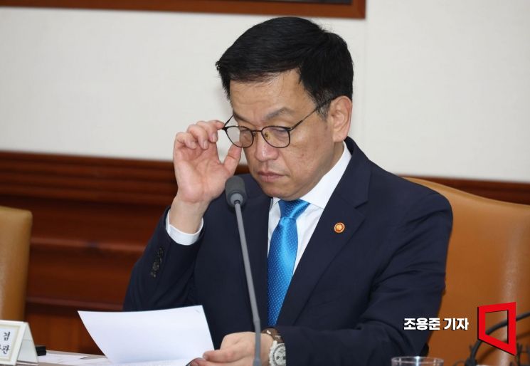 최상목 "전례없는 관세폭풍...비상상황에 맞는 과감한 지원 추진" 