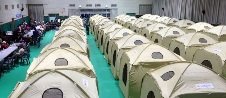 사실상 쓰레기에 착불로 보내기도…산불에 울고 구호품에 또 울고