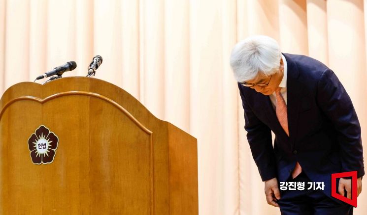 [포토] 취임사 마친 뒤 인사하는 마은혁 헌법재판관