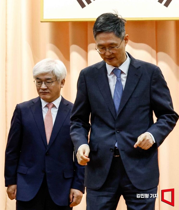 [포토] 자리로 이동하는 문형배 헌법재판소장 권한대행-마은혁 재판관