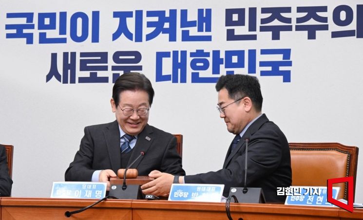 [포토] 박찬대 원내대표에게 의사봉 넘기는 이재명