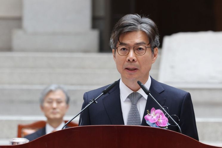 마용주 대법관 "헌법 수호하고 사법부 독립에 헌신하겠다"