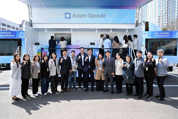 안산시 직원들이 '마이크로소프트와 함께 하는 AI 솔루션 체험행사'에서 AI 기반 행정 혁신을 다짐하고 있다. 안산시 제공