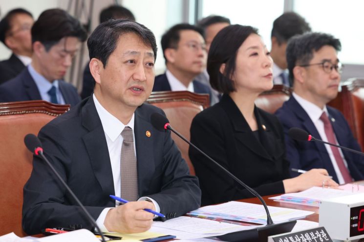 안덕근 산업장관 "조선 협력, 對美 관세 협상의 핵심 카드"