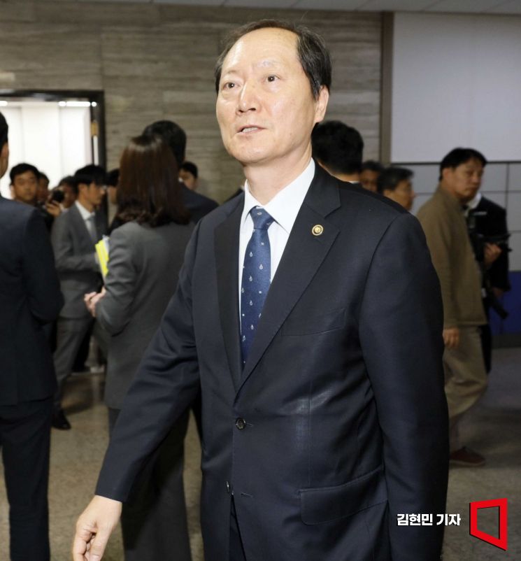 [포토] 회의장 나서는 이완규 법제처장