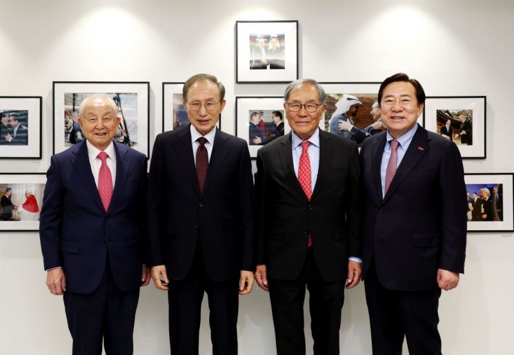 김기문 중기중앙회장, 이명박 전 대통령 만나 자문 구해