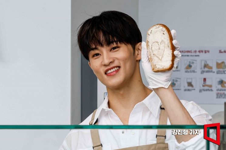 [포토] 마크, '사랑의 샌드위치'
