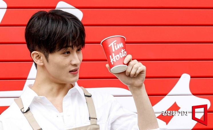 [포토] NCT 마크, '커피 한 잔 어때요?'