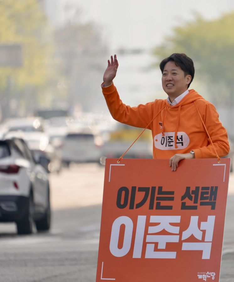 제21대 대통령 선거 예비후보 등록을 마친 이준석 개혁신당 의원은 9일 대구를 찾아 시민들과 출근길 인사를 나누고 있다. (사진=개혁신당 제공)