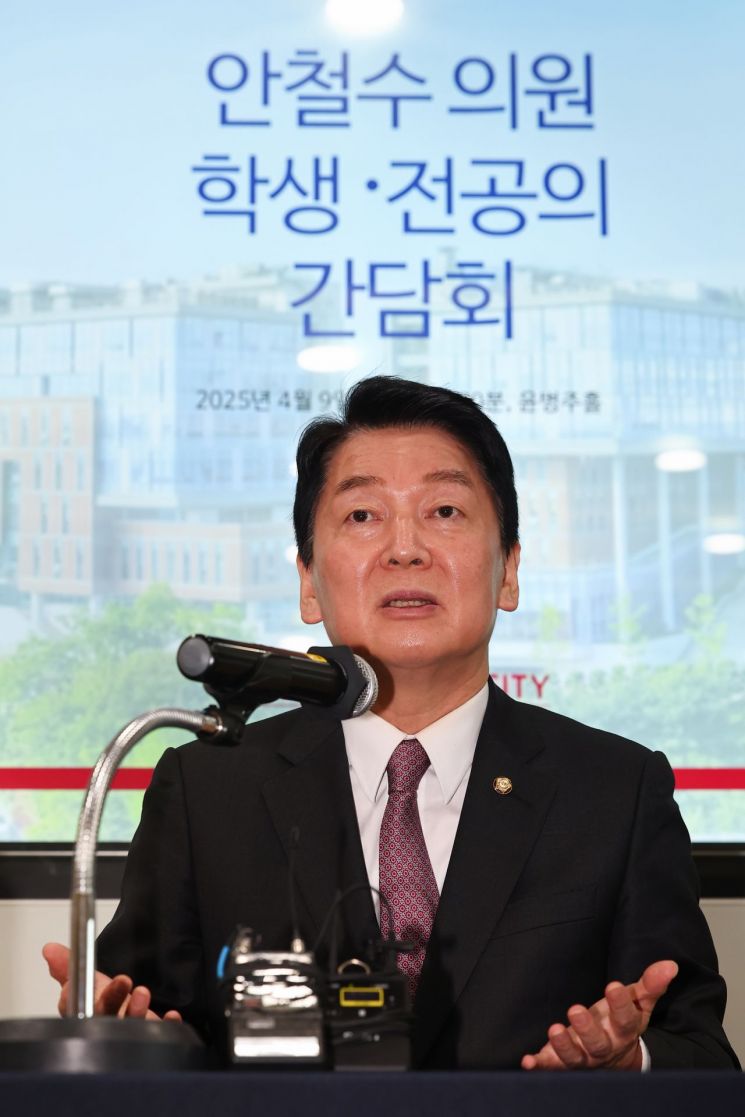 안철수, 의대서 첫 대선 일정…"의료시스템 복구해야"