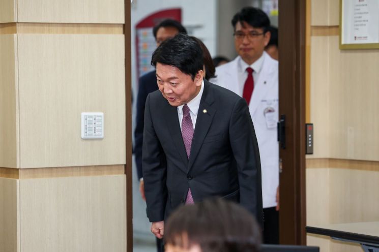 안철수, 의대서 첫 대선 일정…"의료시스템 복구해야"