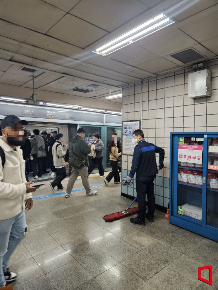 분주한 지하철, 소리없이 그들이 움직인다