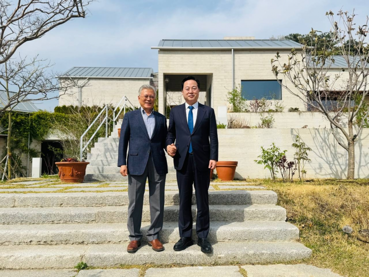 9일 오후 경남 양산시 평산마을에서 김두관 전 의원과 문재인 전 대통령이 만나 기념촬영을 하고 있다/사진=김두관 캠프