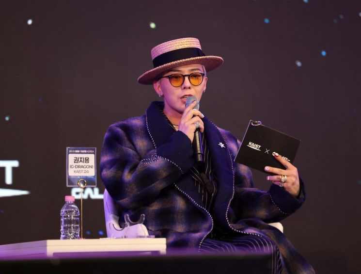 그룹 빅뱅의 멤버이자 카이스트 기계공학과 초빙교수인 지드래곤(권지용)이 지난 4월 대전 카이스트에서 열린 행사에 참석해 엔터테인먼트산업과 과학기술의 협력에 대해 말하고 있다. 연합뉴스