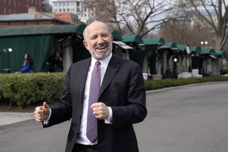 美 상무 "전 세계, 무역 문제 협력할 준비…中은 정반대 길 선택"