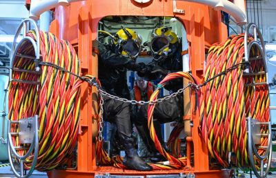 9일 수상함구조함 광양함에서 진행된 한·미 해군 연합 구조전 훈련에서 장병들이 잠수사 수중 이송장비(Wet-Bell)에 탑승하고 있다. 사진=해군