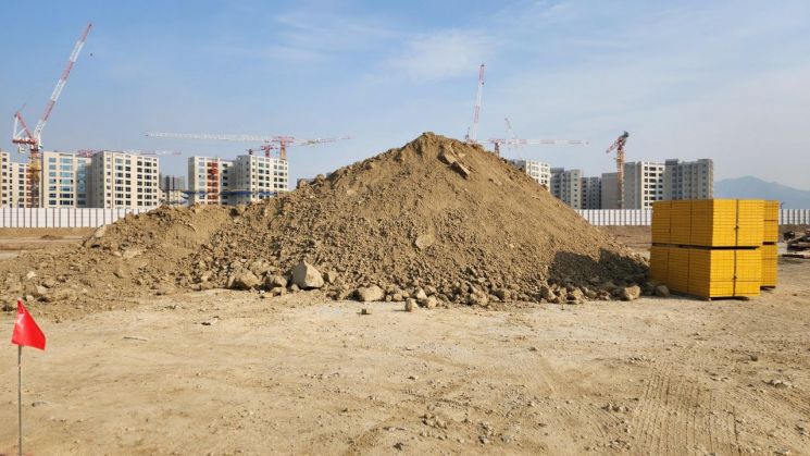 방진덮개를 설치하지 않고 토사를 야적해 비산먼지를 발생시키는 공사장. 부산시 제공.