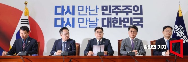 [포토] 박찬대 "내란 잔당 준동 계속돼…韓, 헛된 대통령 꿈 깨라"
