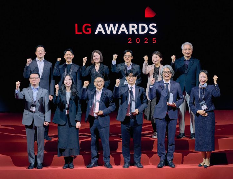9일 경기도 이천 LG인화원에서 열린 LG 어워즈에서 구광모 LG 회장(뒷줄 왼쪽 첫번째)가 고객 대표, 수상자들과 기념 촬영을 하고 있다. 사진=LG 제공