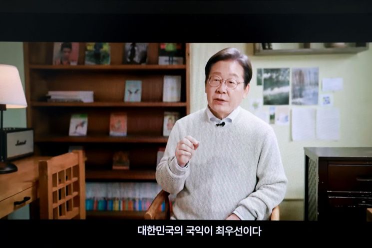 베이지색 니트 입은 이재명…이순신 동상 앞에 선 안철수[출마선언 분석]②