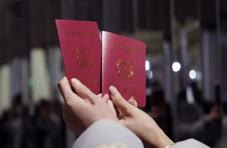 혼인 신고 고향 가서 하라고?…결혼·출생률 감소에 中 결국