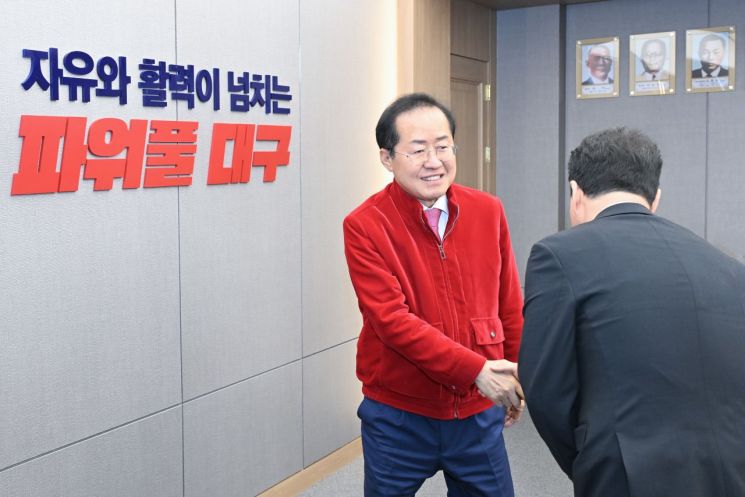 대선출마 의지를 밝힌 홍준표 대구시장이 "공수처(고위공직자범죄수사처)를 폐지하고 독립한 국가 수사국을 한국판 FBI로 만들자"고 주장했다. 대구시청 제공