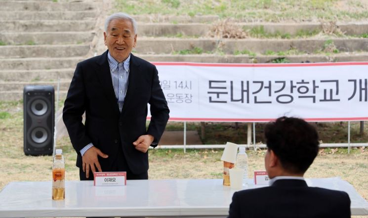 지난 9일 진행된 아시아경제 둔내건강학교 개교식에서 이재오 민주화운동기념사업회 이사장이 축사를 하고 있다. 이 이사장은 “매일 2시간 이상 걷고, 50페이지 정도 책을 읽고, 일기 쓰는 것이 건강한 몸과 뇌를 유지하는 비결”이라며 ‘하만하천’의 필요성을 역설했다. 사진=윤동주 기자