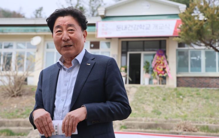 지난 9일 진행된 아시아경제 둔내건강학교 개교식에서 김명기 횡성군수가 축사를 하고 있다. 사진=윤동주 기자