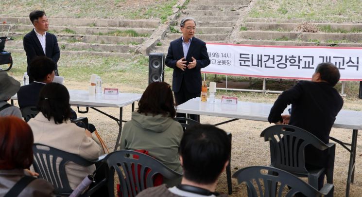 지난 9일 진행된 아시아경제 둔내건강학교 개교식에서 심영택 횡성교육지원청 교육장이 축사를 하고 있다. 사진=윤동주 기자